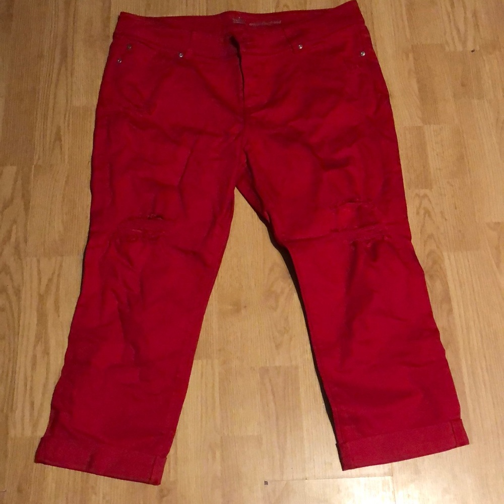 Red SOHO cropped Boyfriend Capri! Ripped